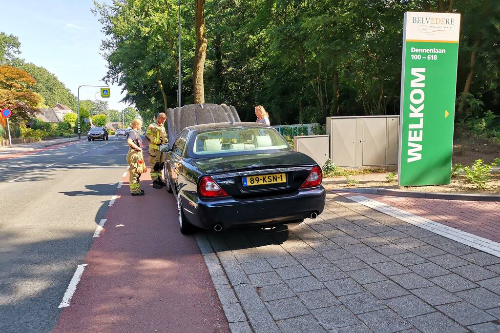 Voorbijganger ziet rook onder motorkap