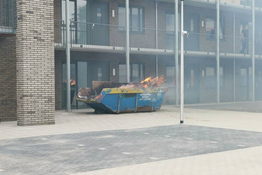 Brand in bouwcontainer bij appartementencomplex