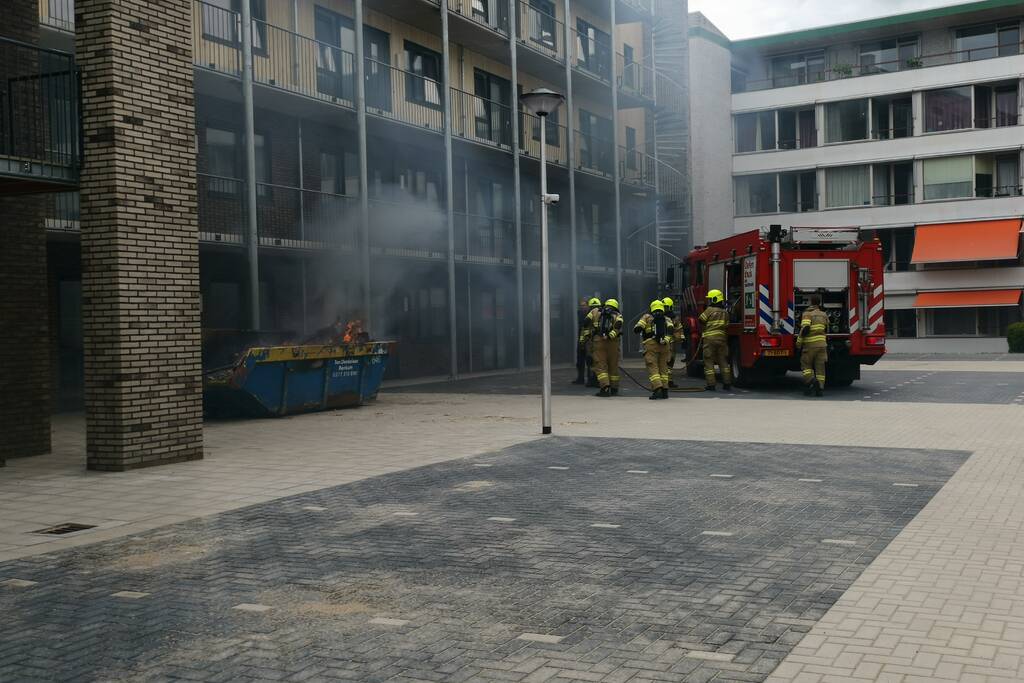 Brand in bouwcontainer bij appartementencomplex