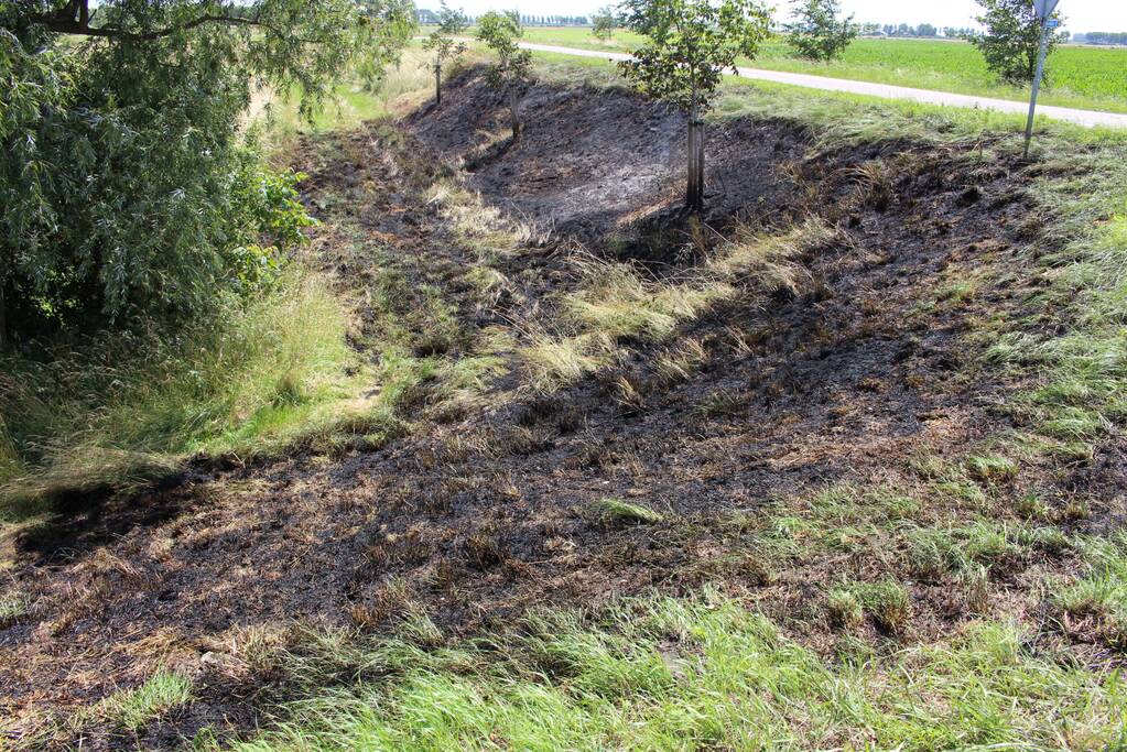 Flink stuk berm in brand