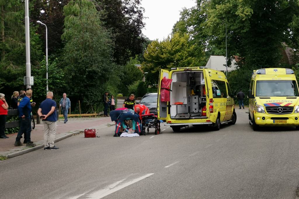 Persoon gewond na aanrijding met auto