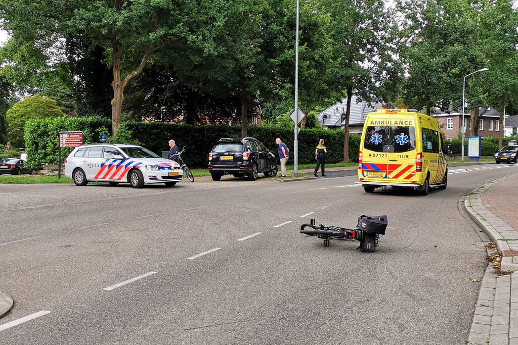 Persoon gewond na aanrijding met auto
