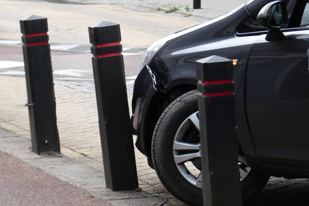 Schade aan auto na aanrijding met paal