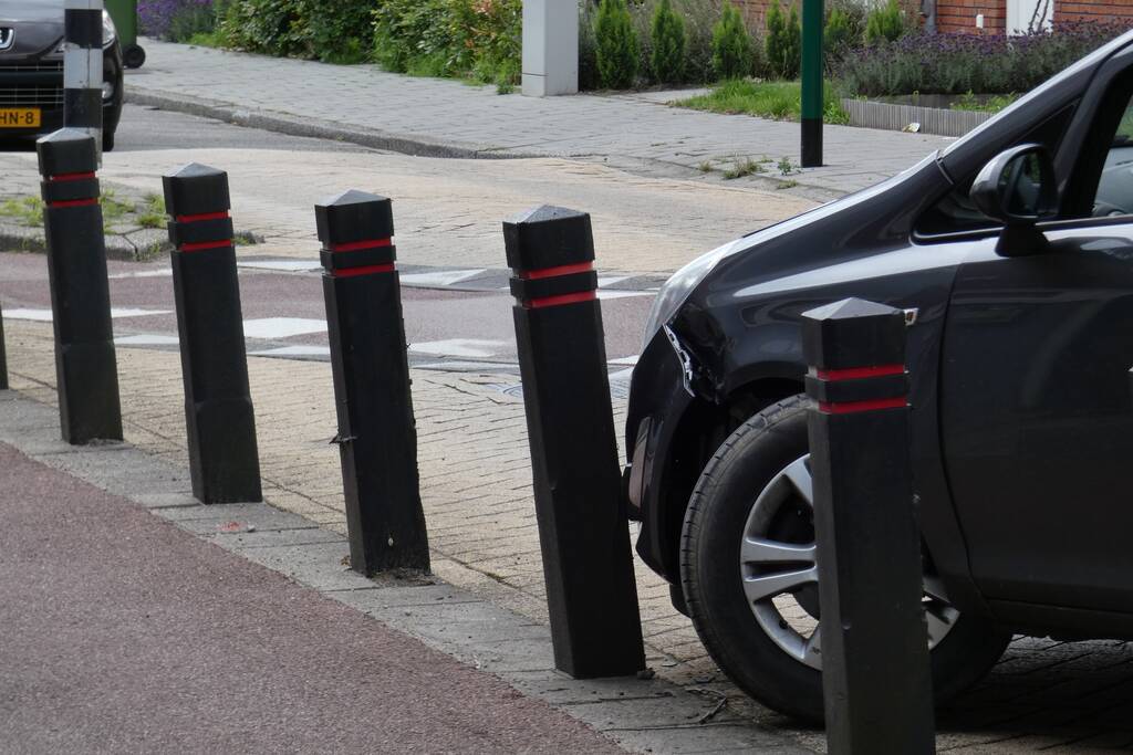Schade aan auto na aanrijding met paal