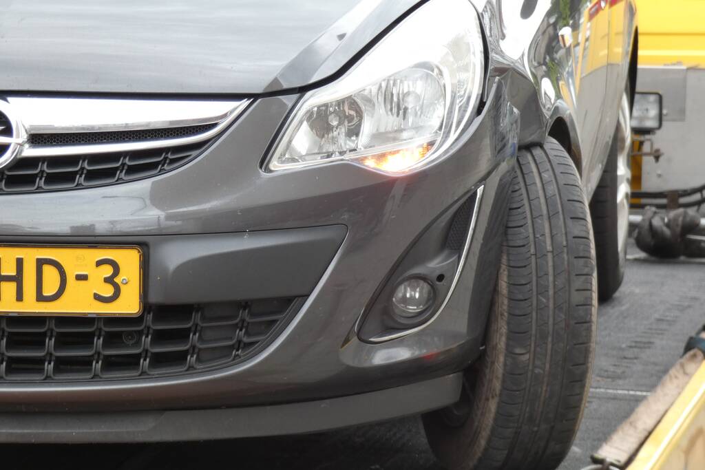 Schade aan auto na aanrijding met paal