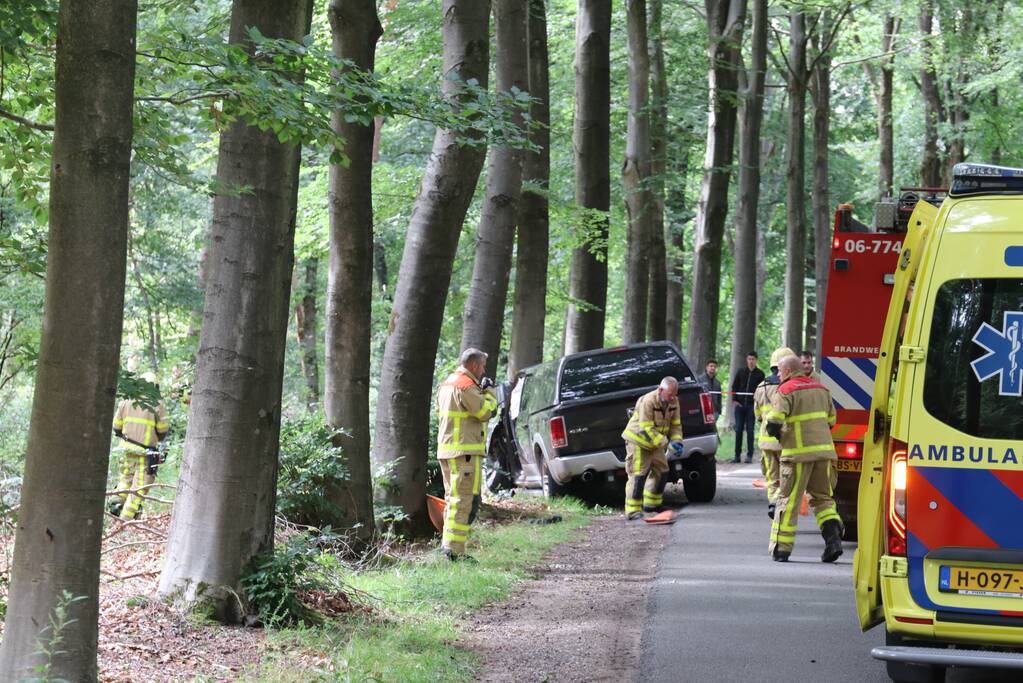 Zwaargewonde na aanrijding met boom
