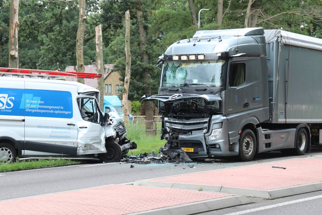 Bus botst frontaal op vrachtwagen