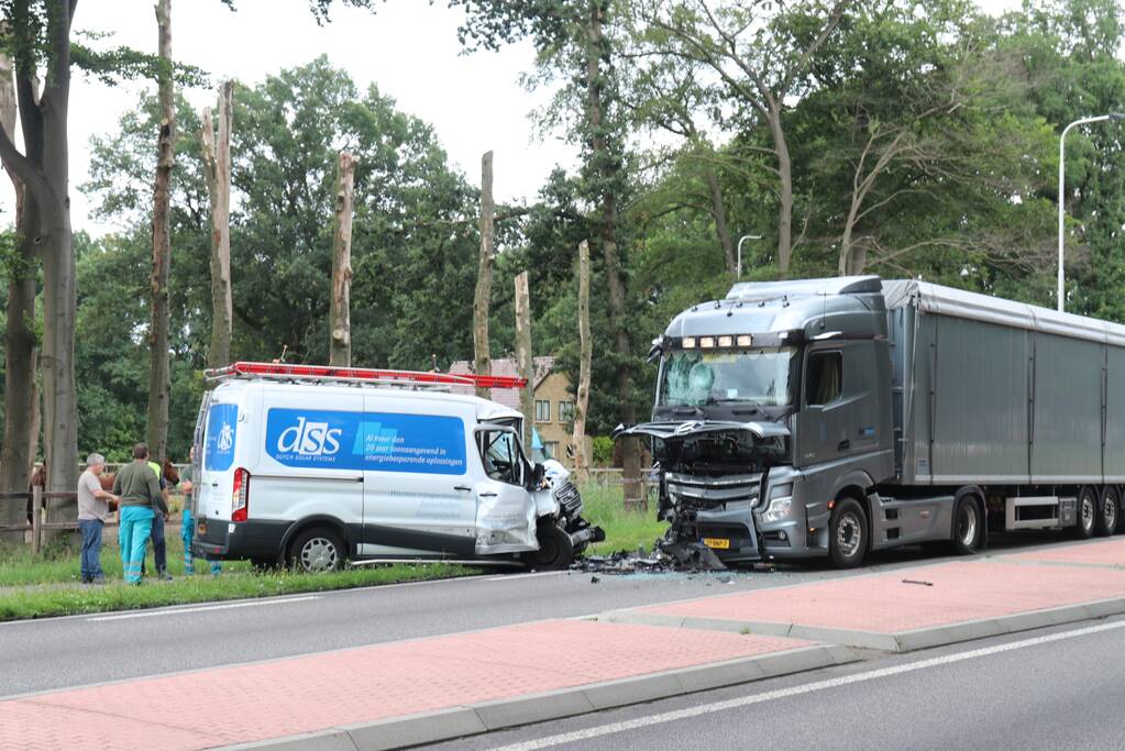 Bus botst frontaal op vrachtwagen