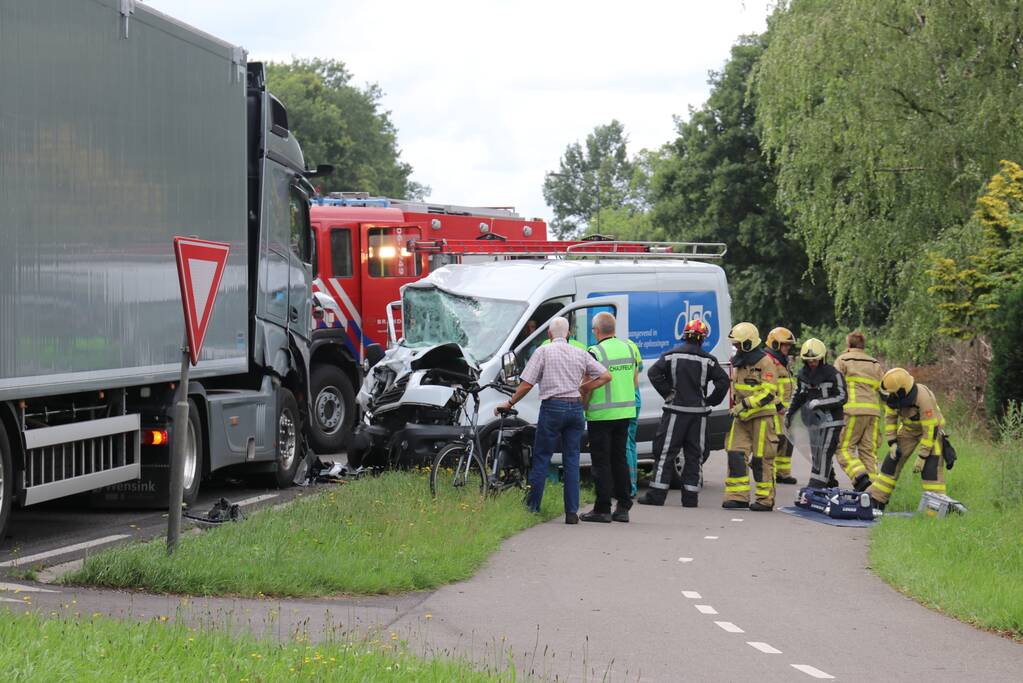 Bus botst frontaal op vrachtwagen
