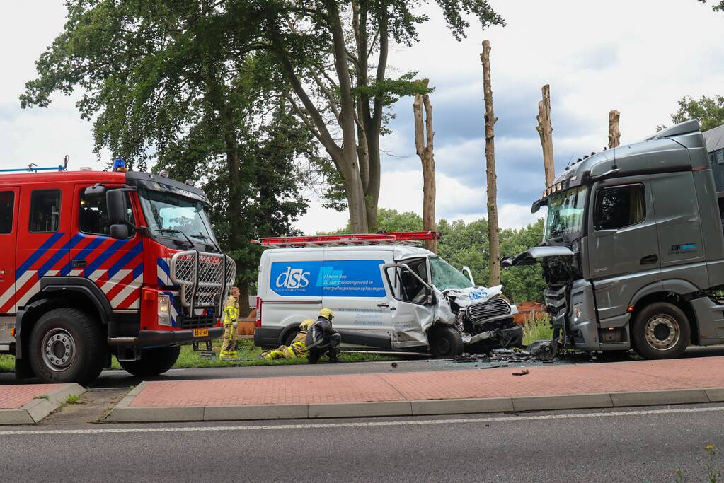 Bus botst frontaal op vrachtwagen