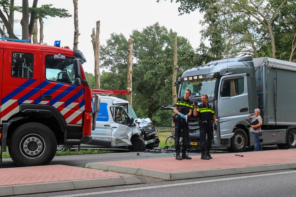Bus botst frontaal op vrachtwagen