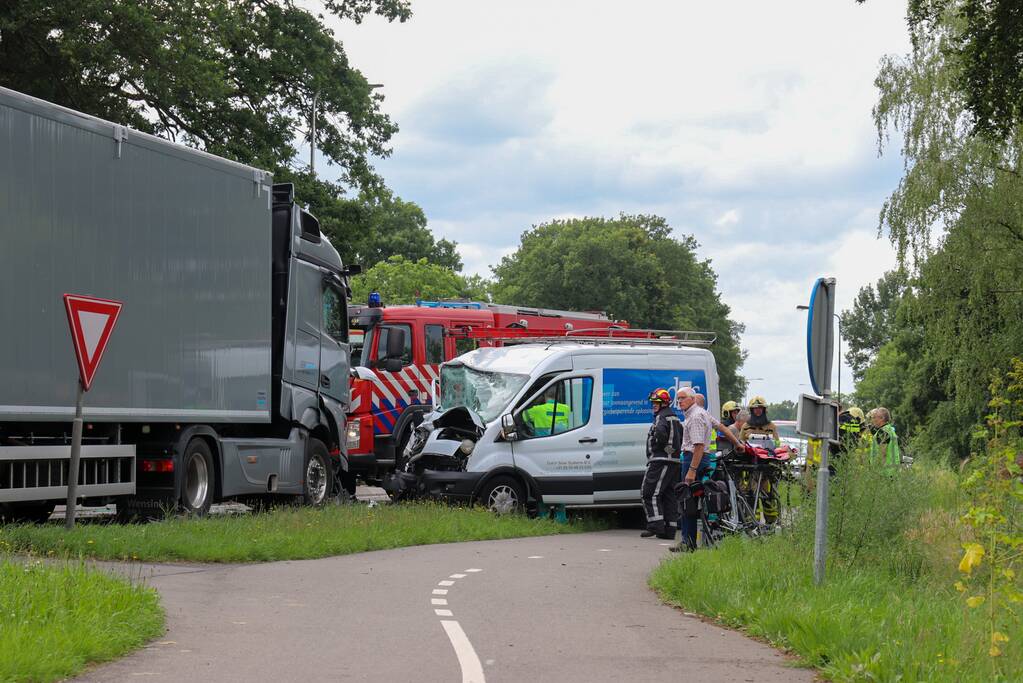 Bus botst frontaal op vrachtwagen