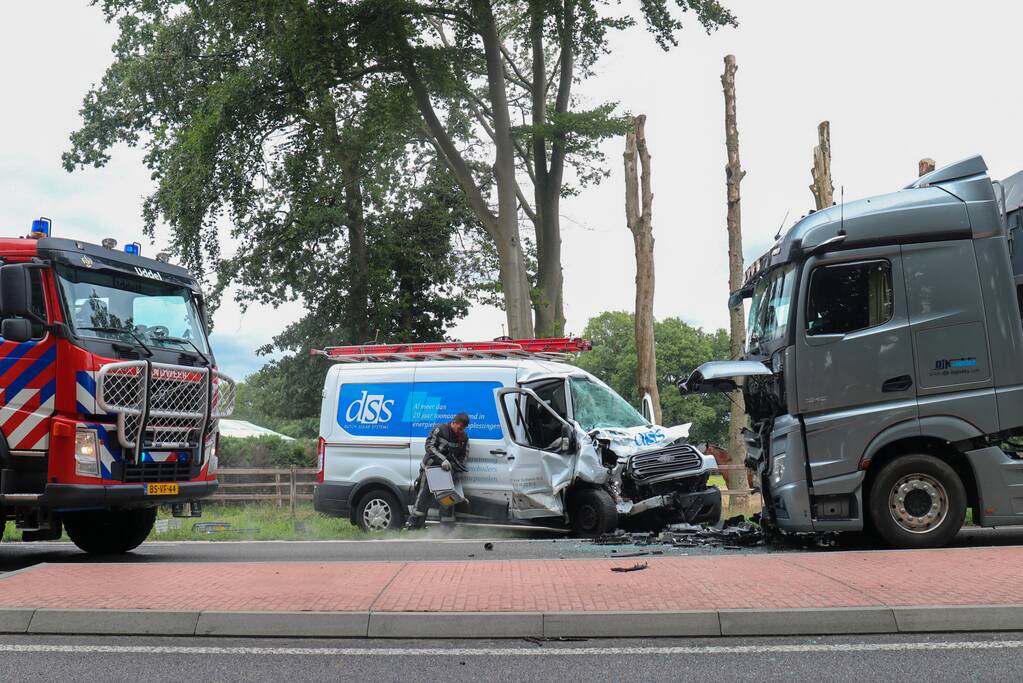 Bus botst frontaal op vrachtwagen