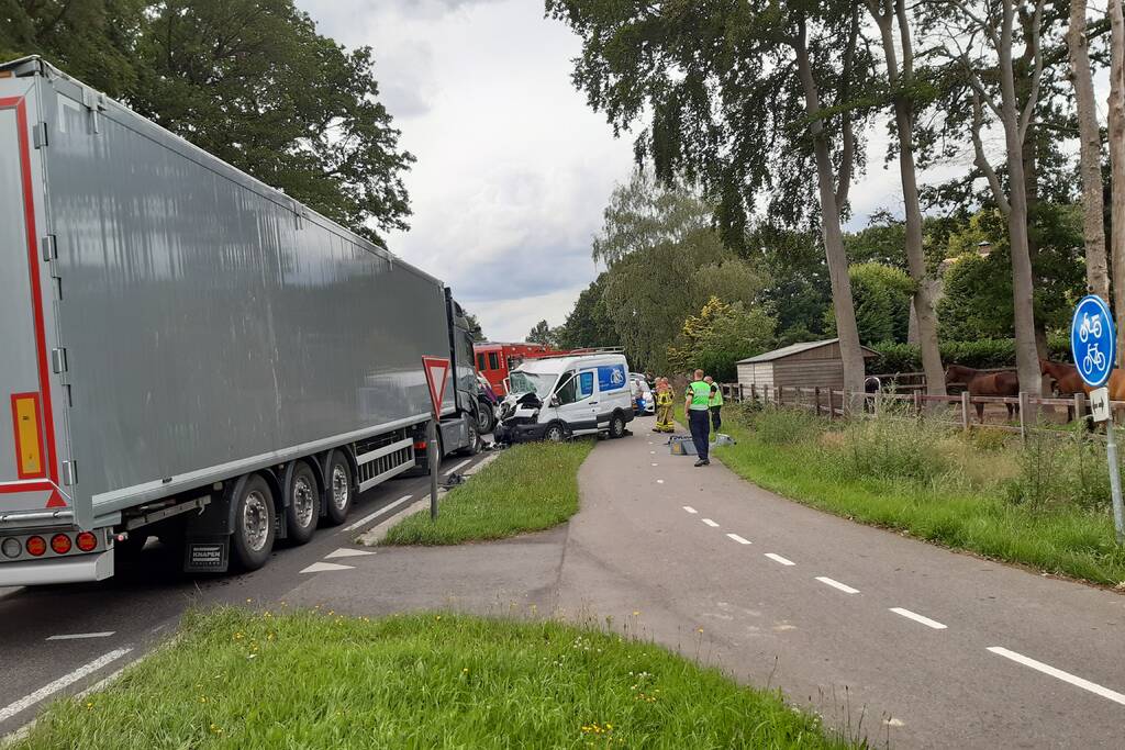 Bus botst frontaal op vrachtwagen