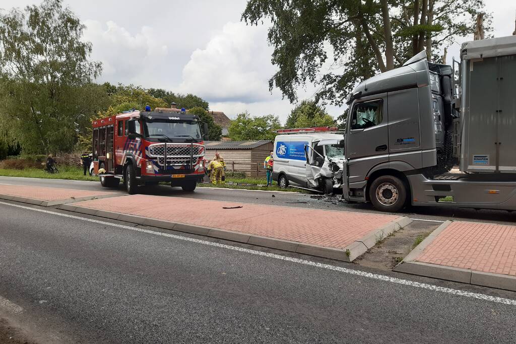 Bus botst frontaal op vrachtwagen