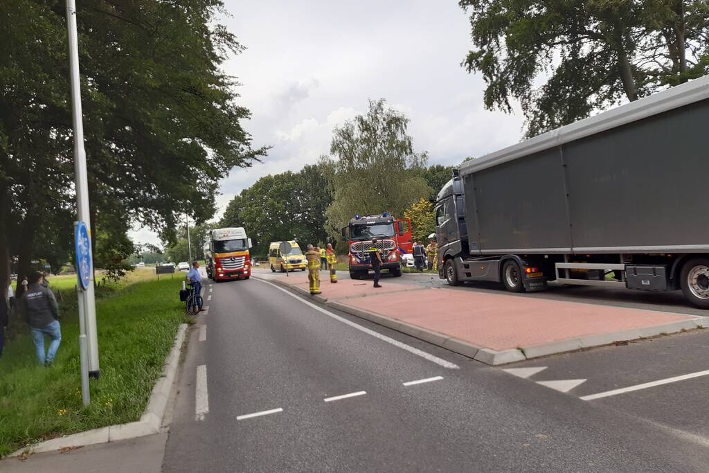 Bus botst frontaal op vrachtwagen