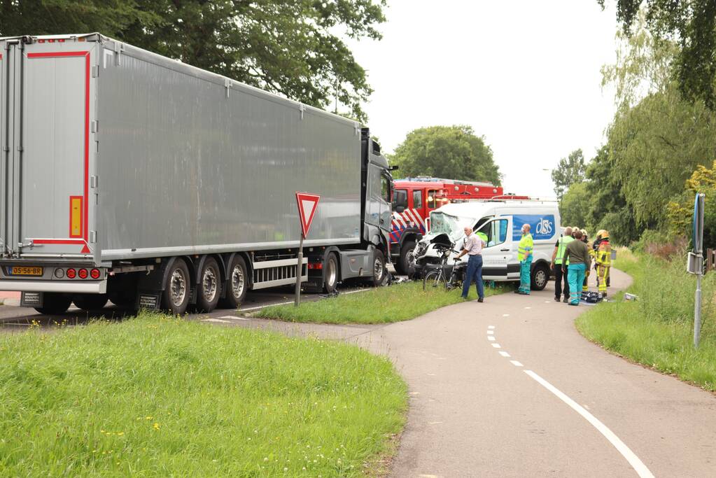 Bus botst frontaal op vrachtwagen