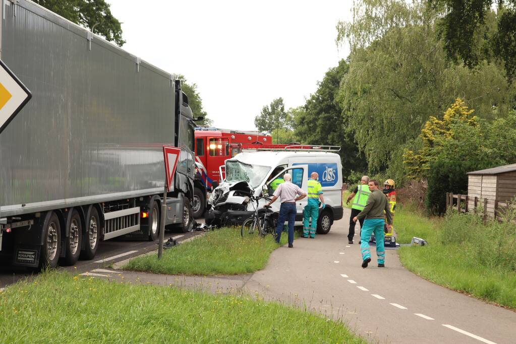 Bus botst frontaal op vrachtwagen