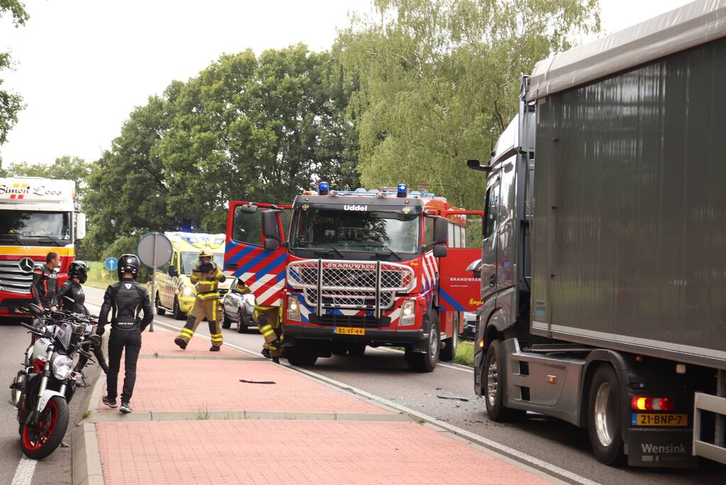 Bus botst frontaal op vrachtwagen