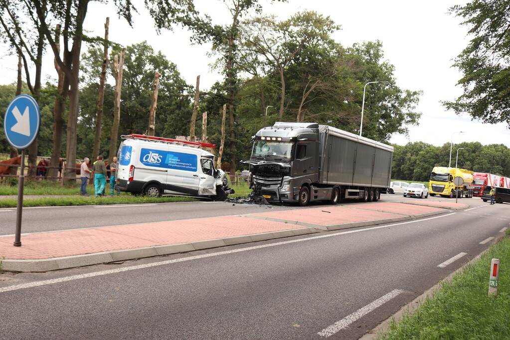 Bus botst frontaal op vrachtwagen