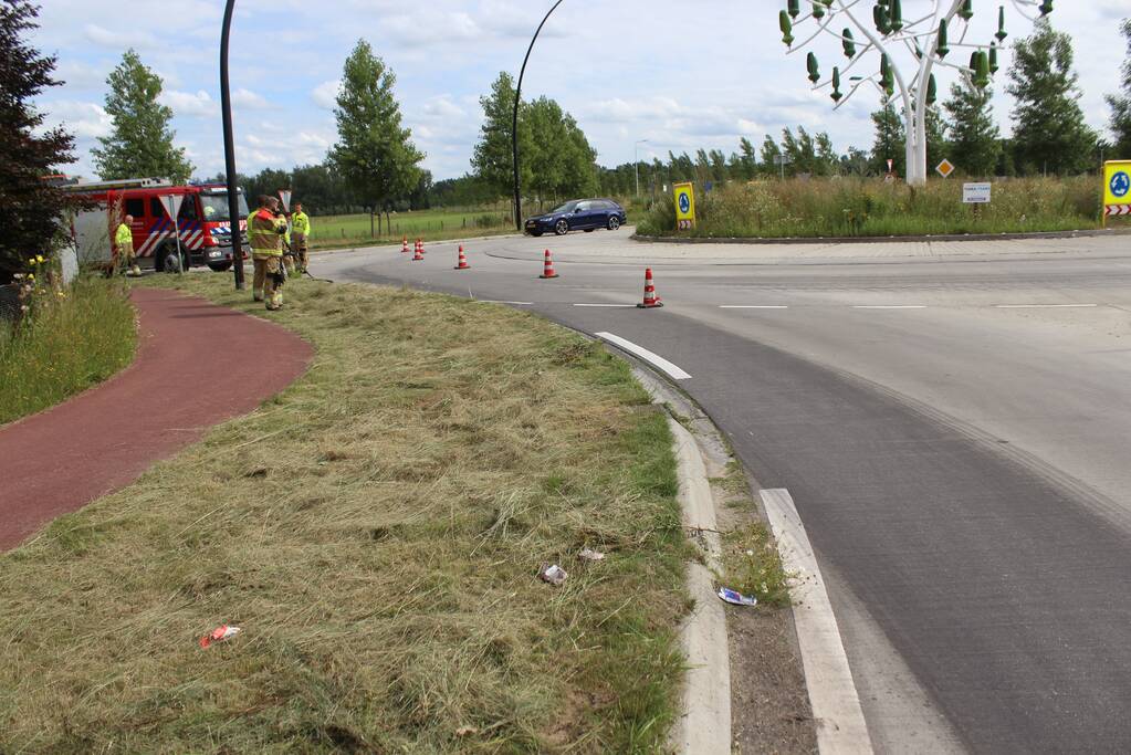 Vettige substantie kilometers lang over wegdek