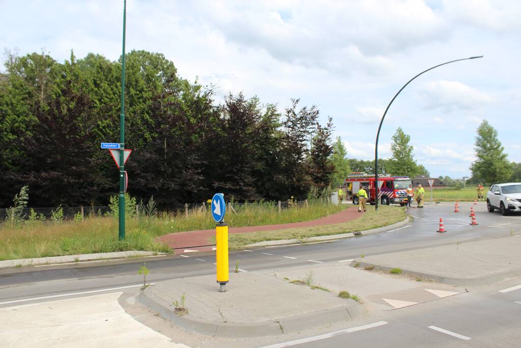 Vettige substantie kilometers lang over wegdek