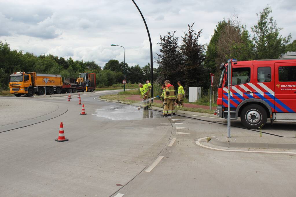 Vettige substantie kilometers lang over wegdek