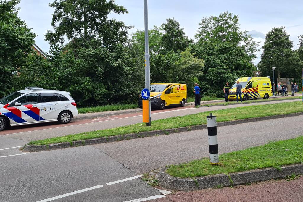 DHL-pakketbezorger rijdt fietser aan