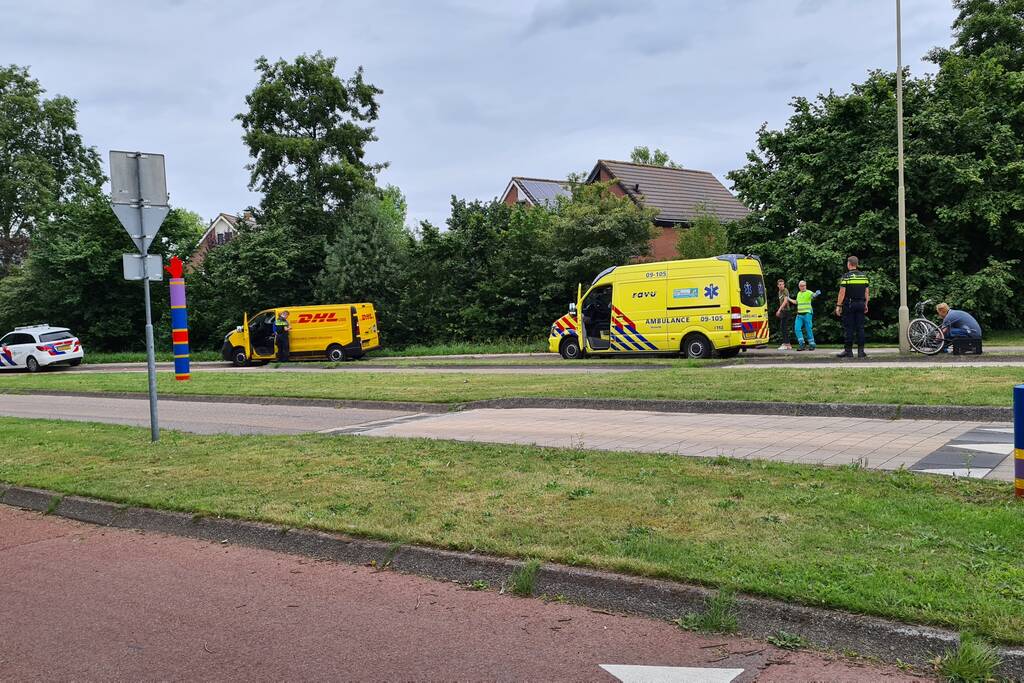 DHL-pakketbezorger rijdt fietser aan