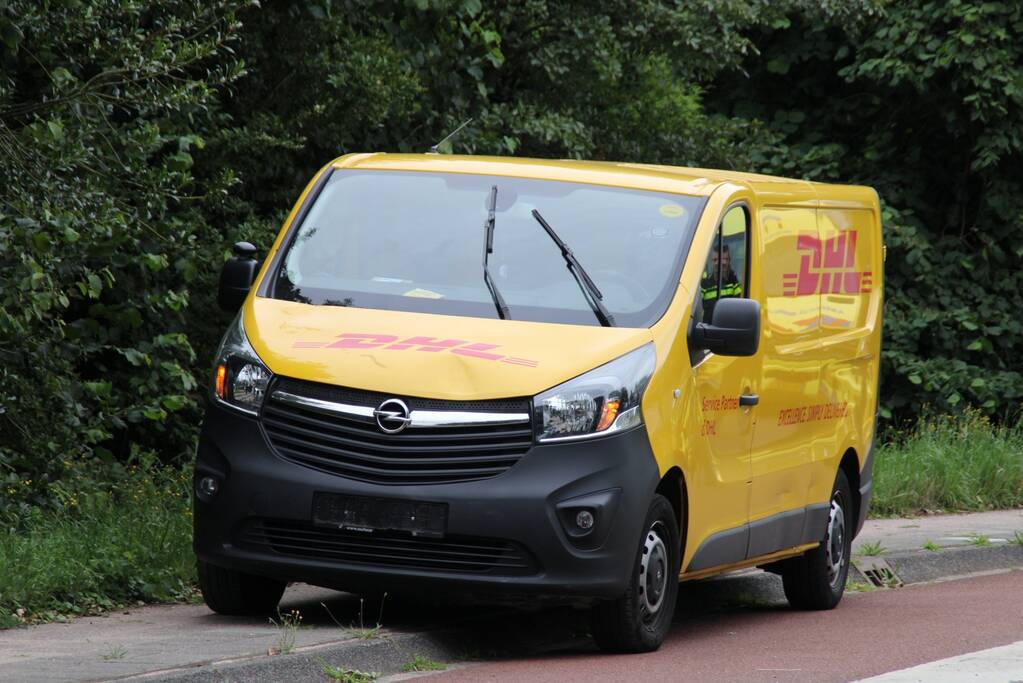 DHL-pakketbezorger rijdt fietser aan
