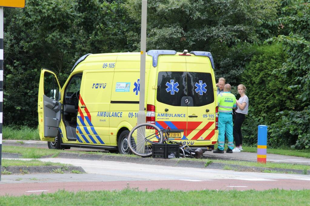 DHL-pakketbezorger rijdt fietser aan
