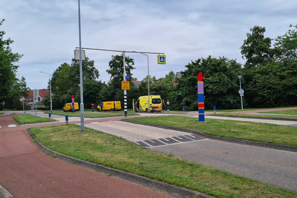 DHL-pakketbezorger rijdt fietser aan
