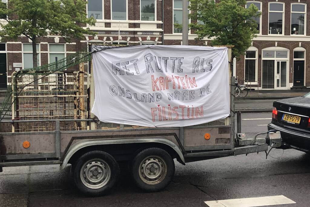 Demonstranten trekken door de stad