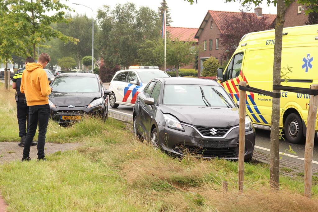 Twee auto's en bestelbus betrokken bij verkeersongeval