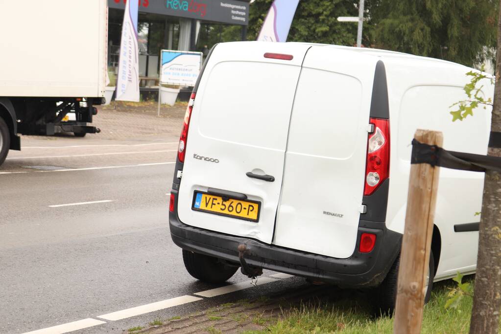 Twee auto's en bestelbus betrokken bij verkeersongeval