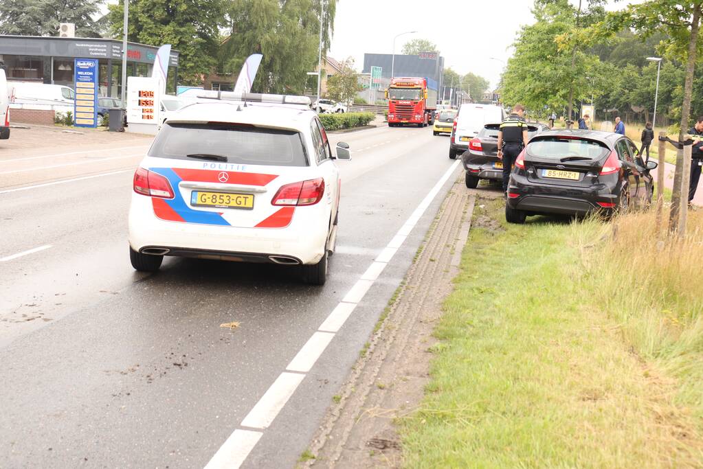 Twee auto's en bestelbus betrokken bij verkeersongeval