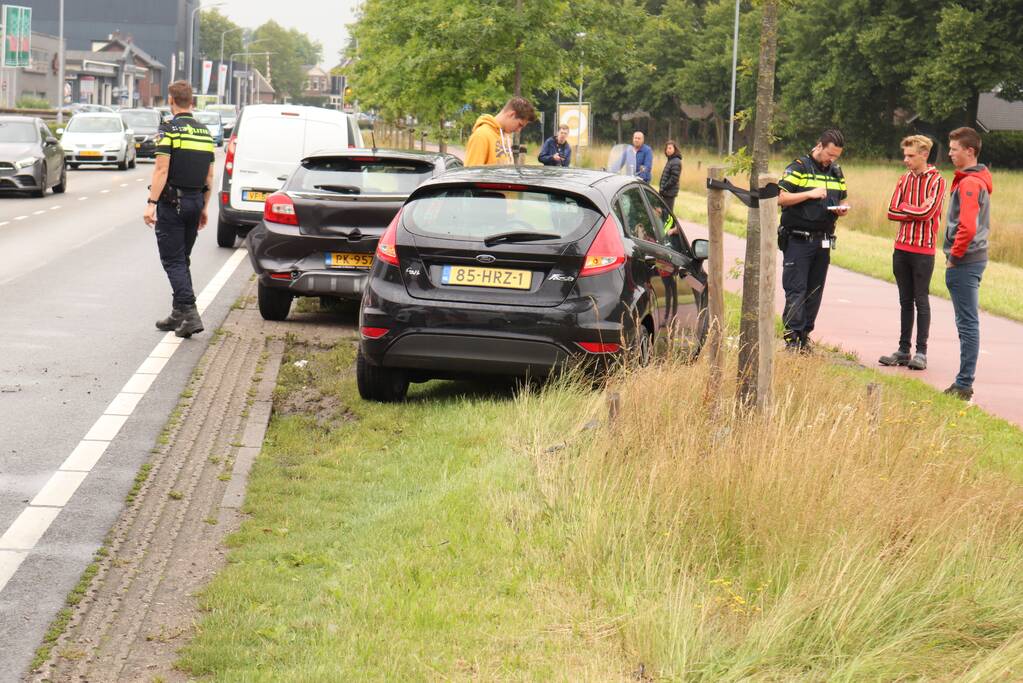 Twee auto's en bestelbus betrokken bij verkeersongeval
