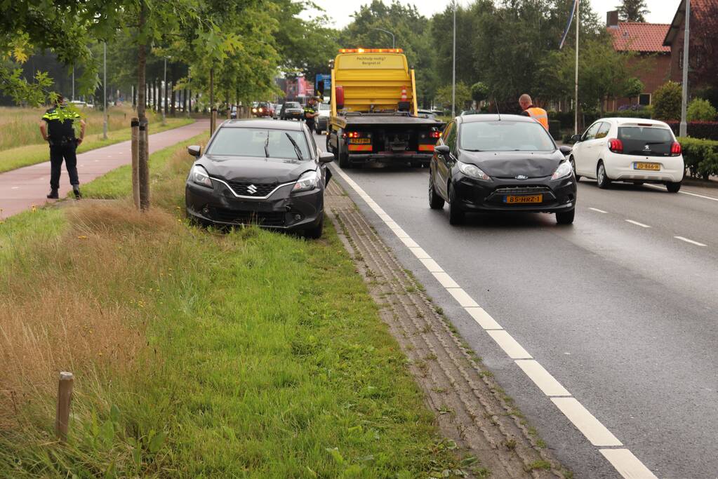 Twee auto's en bestelbus betrokken bij verkeersongeval