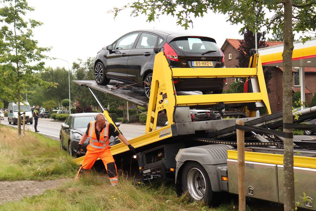 Twee auto's en bestelbus betrokken bij verkeersongeval