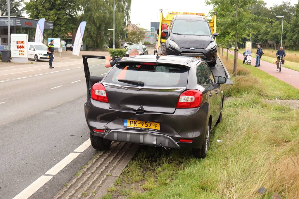 Twee auto's en bestelbus betrokken bij verkeersongeval