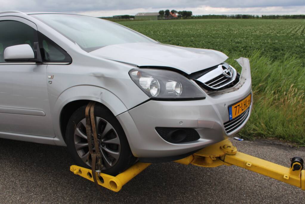 Twee auto's botsen na voorangsfout