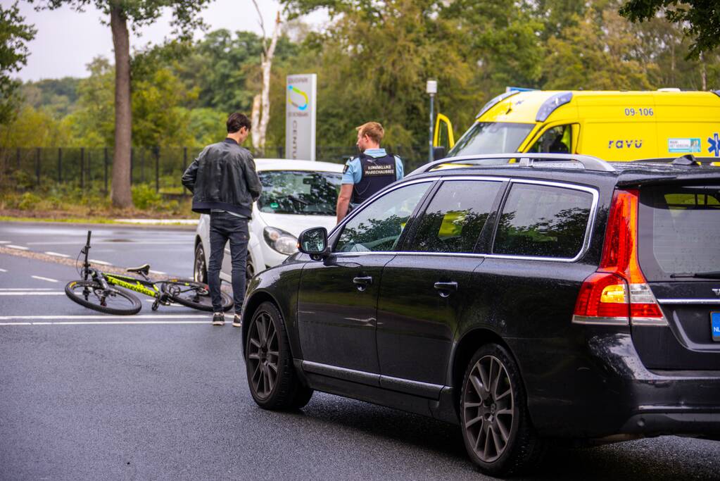 Verkeersongeval tussen auto en mountainbiker