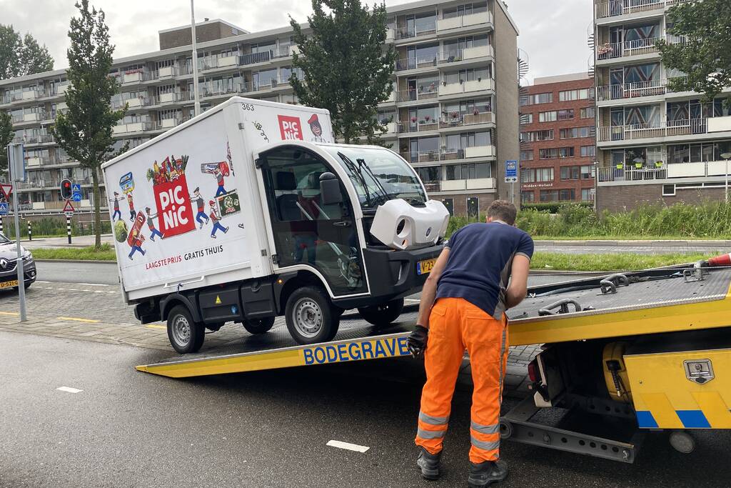 Picnic wagen beschadigd bij eenzijdige botsing