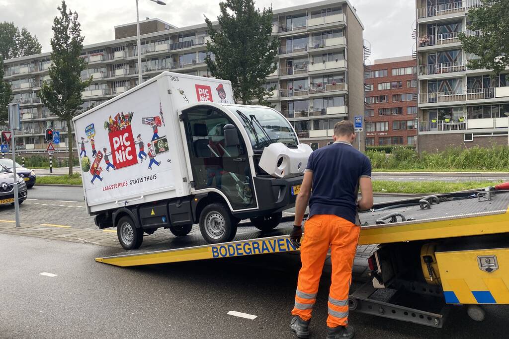 Picnic wagen beschadigd bij eenzijdige botsing