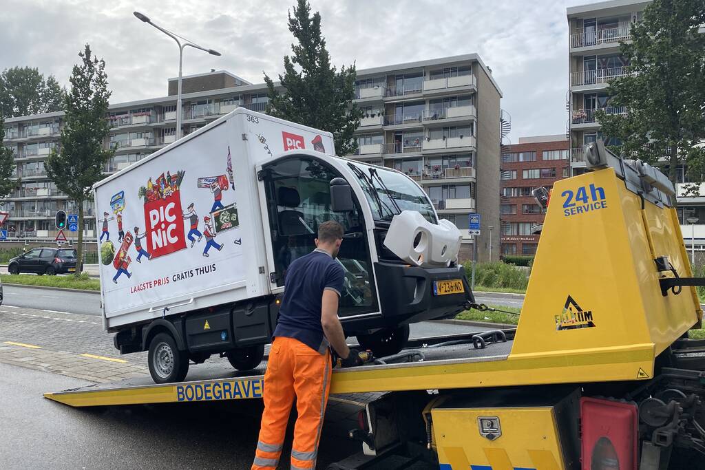 Picnic wagen beschadigd bij eenzijdige botsing