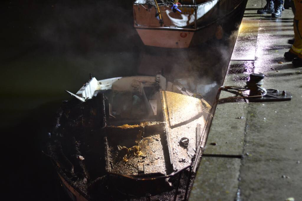 Brand aan boord van boot aan de Neherkade