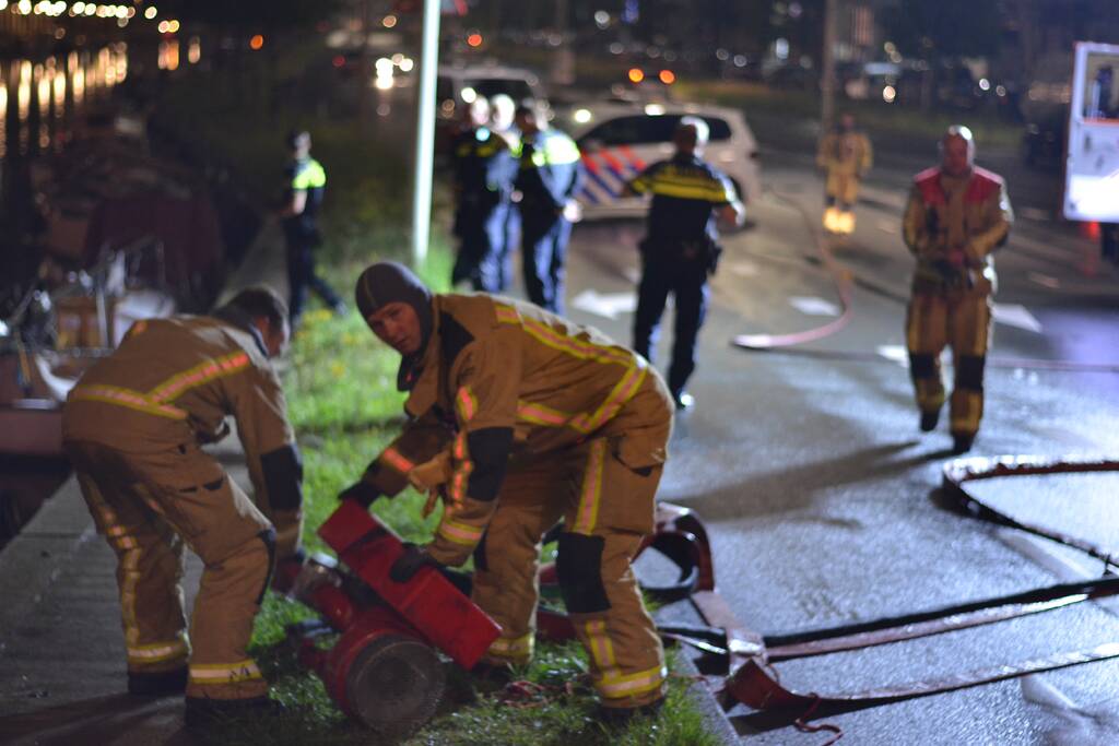 Brand aan boord van boot aan de Neherkade