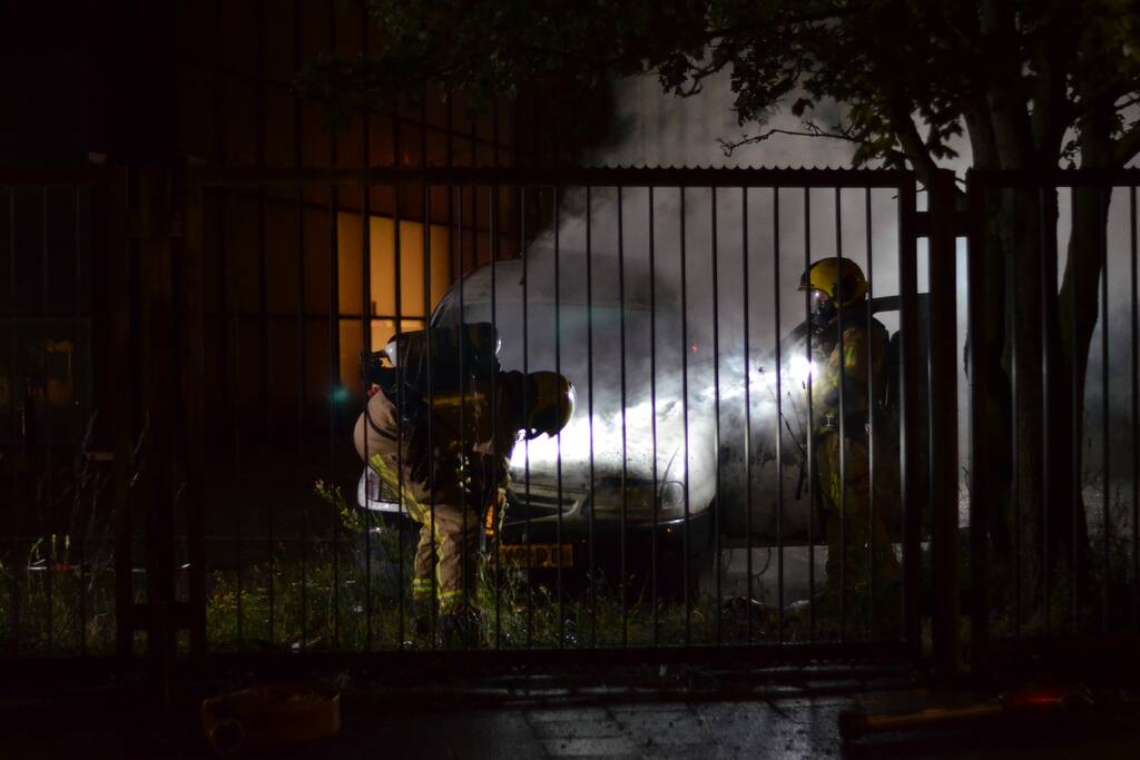 Bestelbus gaat in vlammen op