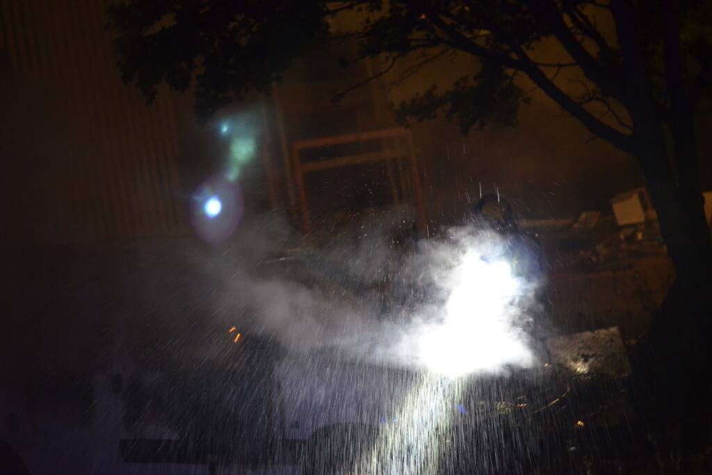 Bestelbus gaat in vlammen op