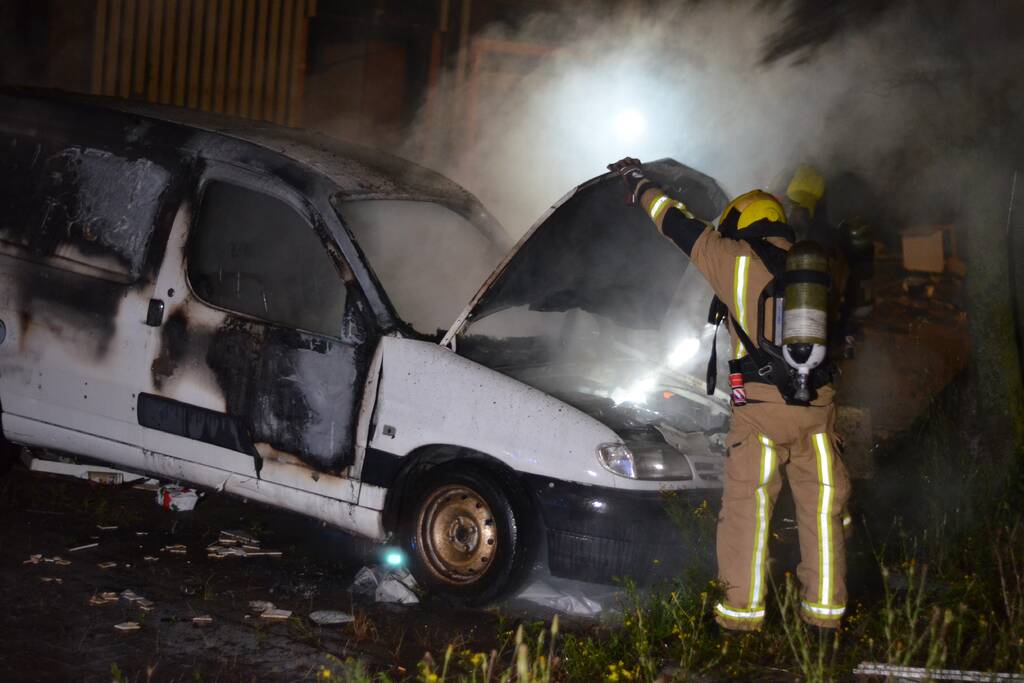 Bestelbus gaat in vlammen op